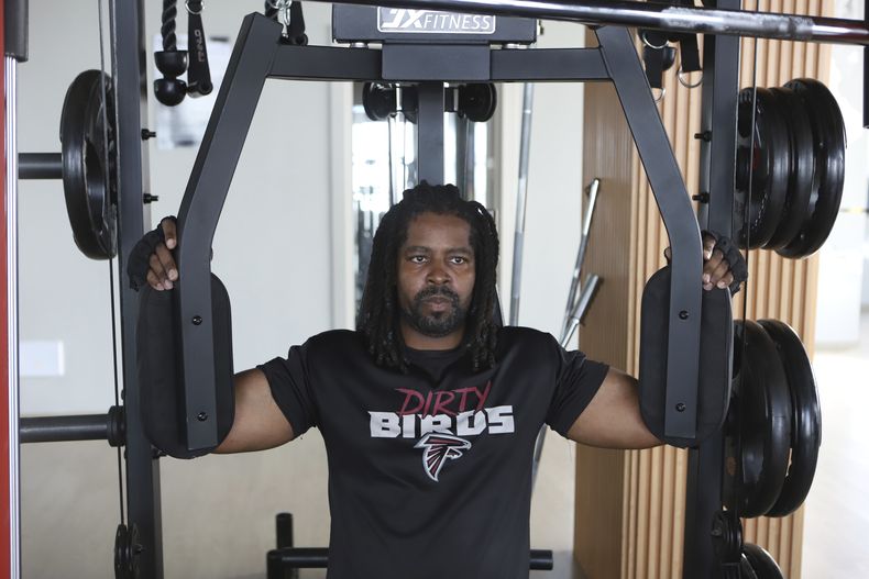 Kenneth Harris, un veterano de las fuerzas armadas estadounidenses de 38 años de edad, se ejercita en un gimnasio el viernes 23 de mayo de 2025, en Nairobi, Kenia. (AP Foto/Andrew Kasuku)