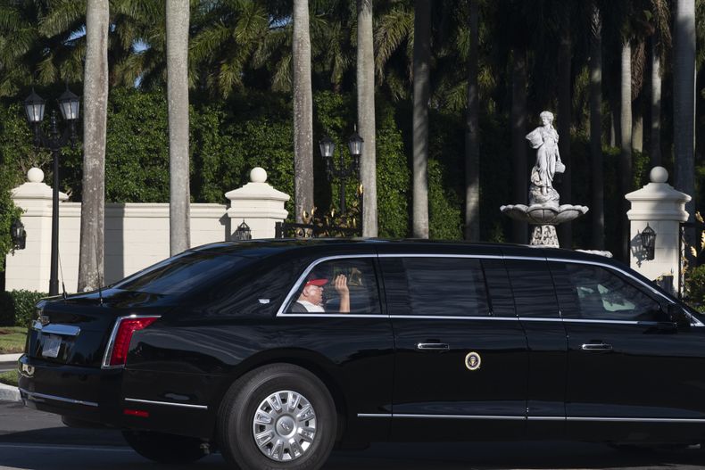 El presidente Donald Trump saluda desde su limusina a su llegada a su club de golf en West Palm Beach, Florida, el 8 de marzo de 2025. (AP Foto/Manuel Balce Ceneta)