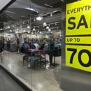 Un anuncio de ofertas cuelga en una ventana de una tienda de ropa el jueves 24 de agosto de 2023, en Lakewood, Colorado. (AP Foto/David Zalubowski)