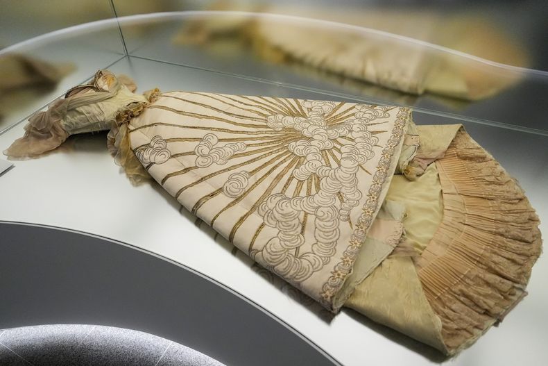 Una pieza de la exposición Sleeping Beauties: Reawakening Fashion inaugurada en la gala del Instituto del Vestido del Museo Metropolitano de Arte el sábado 4 de mayo de 2024, en Nueva York. (Foto AP/Julia Nikhinson)