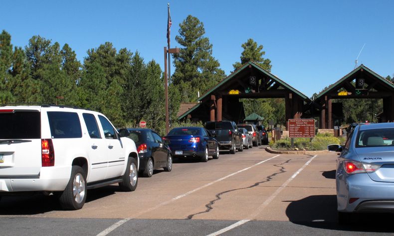 Carros hacen fila a la entrada del Parque Nacional del Gran Ca&ntilde;&oacute;n del Colorado el 30 de septiembre de 2013 antes de cerrar el 1 de octubre debido al cese de operaciones del gobierno. (Foto AP/Felicia Fonseca)