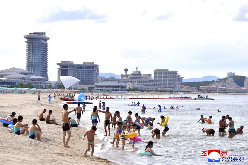 En esta imagen, distribuida el 2 de julio de 2025 por el gobierno de Corea del Norte, se muestra una playa en el balneario de Wonsan-Kalma, una zona turística en la costa este del país, el 1 de julio de 2025. (Agencia Central de Noticias de Corea/Korea News Service vía AP)