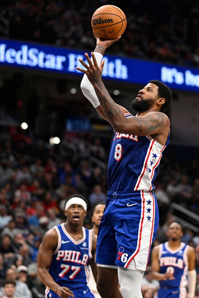 Paul George, alero de los 76ers de Filadelfia, dispara durante el partido del miércoles 1 de abril de 2026, ante los Wizards de Washington (AP Foto/John McDonnell)