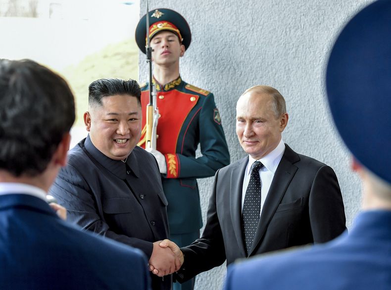 ARCHIVO - El presidente de Rusia, Vladímir Putin, a la derecha, estrecha la mano del líder de Corea del Norte, Kim Jong Un, durante un encuentro en Vladivostok, Rusia, el 25 de abril de 2019. (Yuri Kadobnov/imagen de pool via AP, archivo)