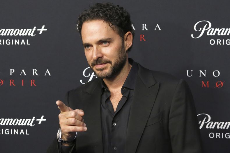 El actor mexicano Manolo Cardona posa en la premiere de la película de Paramount+ Uno para morir en la Ciudad de México el jueves 4 de mayo de 2023. (Foto AP/Berenice Bautista)