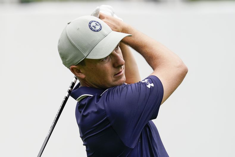 Jordan Spieth realiza su tiro de salida en la ronda inicial del St Jude Championship, el jueves 10 de agosto de 2023, en Memphis (AP Foto/George Walker IV)