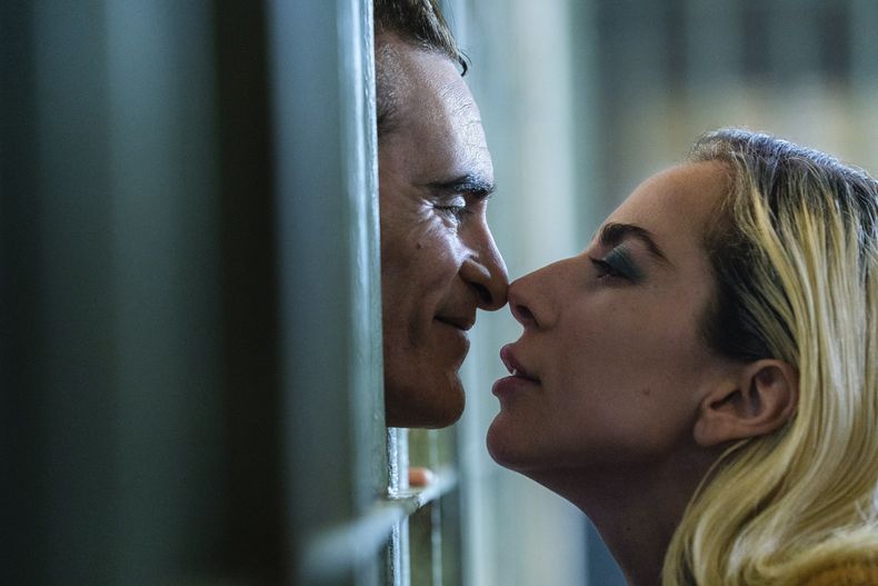 Esta imagen proporcionada por Warner Bros. Pictures muestra a los actores Lady Gaga, derecha, y Joaquin Phoenix en una escena de Joker: Folie à Deux. (Niko Tavernise/Warner Bros. Pictures vía AP)