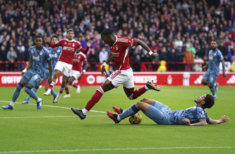 Boubacar Kamara del Aston Villa tacela a Anthony Elanga del Nottingham Forest en el encuentro de la Liga Premier el domingo 5 de noviembre del 2023. (Nick Potts/PA via AP)