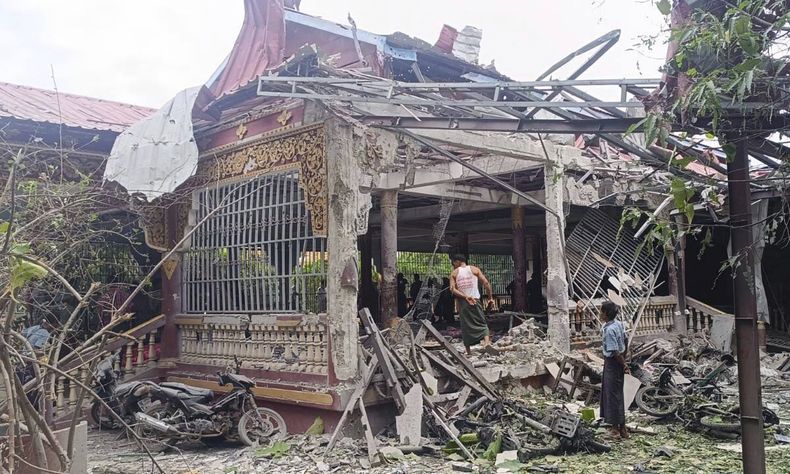 Un grupo de personas revisa los escombros del edificio de un monasterio budista que presuntamente fue impactado por un ataque aéreo militar en el municipio de Sagaing, en la región de Sagaing, Myanmar, el viernes 11 de julio de 2025. (UGC vía AP)