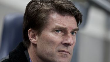 americateve | El t&eacute;cnico de Swansea, Michael Laudrup, observa un partido contra Manchester City el 1 de diciembre de 2013 en Manchester, Inglaterra. Laudrup fue despedido el martes, 4 de febrero de 2014. (AP Photo/Jon Super, File)