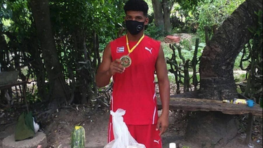 cuba: malanga, huevo, aceite y calabaza: asi premiaron a un joven boxeador cubano en ciego de avila