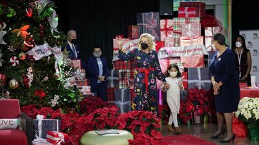 Joe y Jill Biden visitan hospital pediátrico por Navidad
