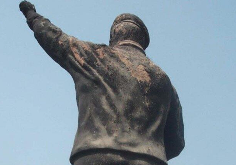 El monumento al fallecido ex presidente en un municipio de Yaracuy amaneció totalmente quemado. Hace dos semanas, manifestantes había decapitado un busto del líder bolivariano en Táchira