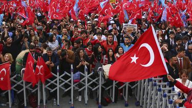 Simpatizantes del candidato presidencial opositor Kemal Kilicdaroglu agitan banderas turcas durante un acto de campaña en Ankara, Turquía, el viernes 12 de mayo e 2023, con vistas a los comicios presidenciales y legislativos del domingo. (AP Photo/Ali Unal)