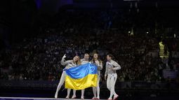Las ucranianas, Olga Kharlan, Alina Komaschchuk, Olena Kravatska y Yuliia Bakastova festejan su oro en esgrima, en la prueba de sable por equipos, el sábado 3 de agosto de 2024 (AP Photo/Andrew Medichini)
