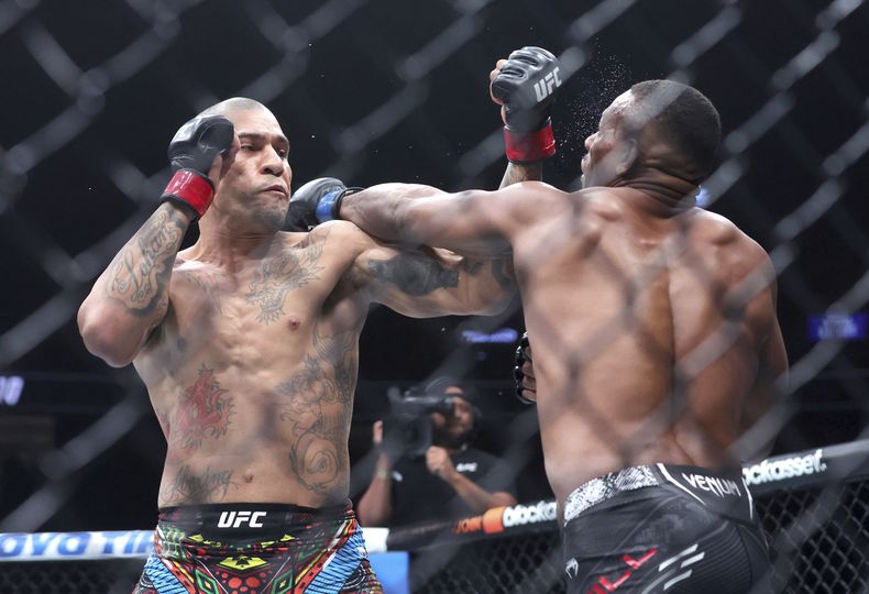 Alex Pereira (izquierda), campeón semipesado de la UFC, golpea a Jamahal Hill, en la función UFC 300, el sábado 13 de abril de 2024, realizada en Las Vegas (Steve Marcus/Las Vegas Sun via AP)