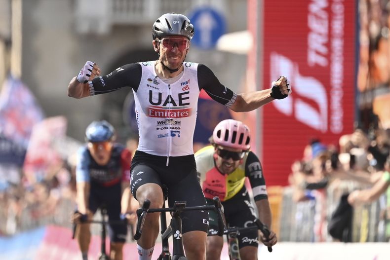 El estadounidense Brandon McNulty celebra tras ganar la 15ma etapa del Giro de Italia entre Seregno y Bergamo el domingo 21 de mayo del 2023. (Massimo Paolone/LaPresse via AP)