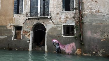 ARCHIVO - La obra de Bansky The Migrant Child parcialmente sumergida en Venecia, Italia, el 15 de noviembre de 2019. (Foto AP/Luca Bruno, archivo)