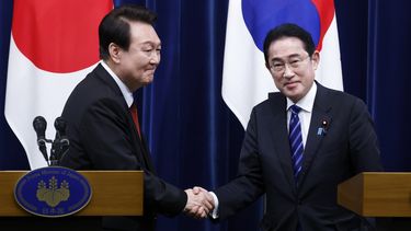El presidente surcoreano Yoon Suk Yeol (i) con el primer ministro japonés Fumio Kishida (d) en Tokio el 16 de marzo de 2023.. (Kiyoshi Ota/Pool Photo via AP)