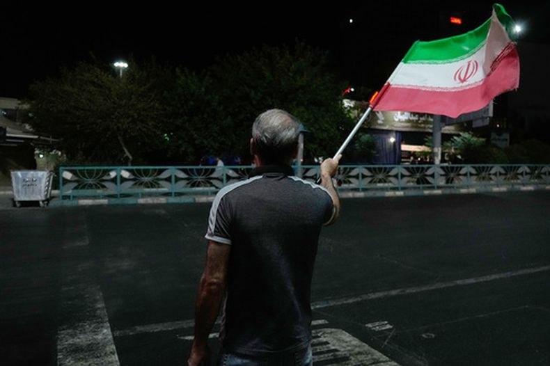 Un manifestante progubernamental ondea la bandera iraní durante una marcha para conmemorar al difunto líder supremo del país, ayatolá Ali Jamenei, el sábado 11 de julio de 2026, en Teherán, Irán. (AP Foto/Vahid Salemi)