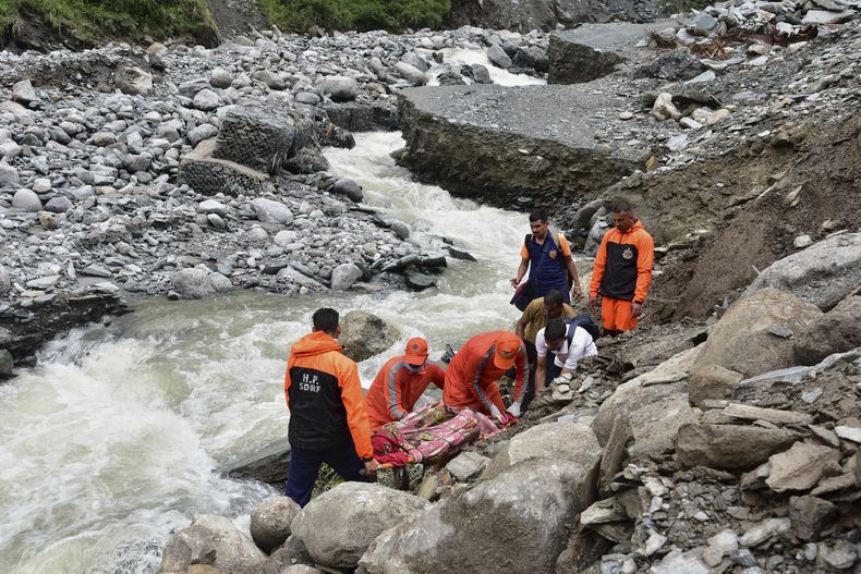 Personal de la Fuerza Estatal de Respuesta a Desastres recupera un cadáver, un día después que las lluvias torrenciales en la región causaran una inundación repentina, cerca de Dharamshala, India, el jueves 26 de junio de 2025. (AP Foto)