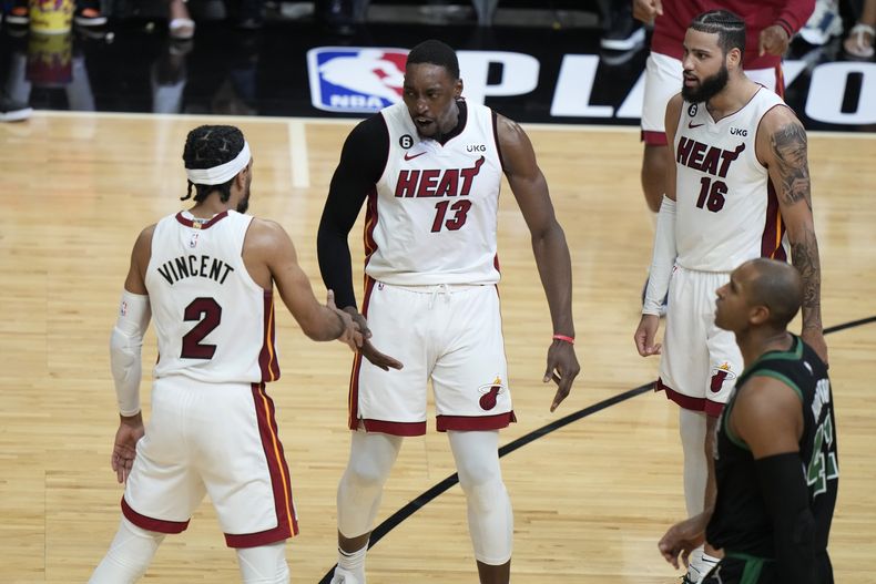 Gabe Vincent (2) y Bam Adebayo (13), del Heat de Miami, celebran durante la segunda mitad del juego de baloncesto de la NBA, en la serie de playoff de la Conferencia Este, en contra de los Celtics de Boston, el domingo 21 de mayo de 2023, en Miami. (AP Foto/Lynne Sladky)