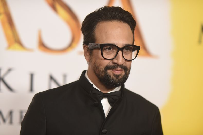 Lin-Manuel Miranda llega al estreno de Mufasa, El Rey León el lunes 9 de diciembre de 2024 en el Teatro Dolby de Los Ángeles. (Foto Richard Shotwell/Invision/AP)