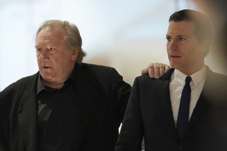 El actor Gerard Depardieu, a la izquierda, llega a su juicio por presuntas agresiones sexuales a dos mujeres en una filmación de 2021, con su abogado Jeremie Assous, el martes 25 de marzo de 2025 en París. (Foto AP/Aurelien Morissard)