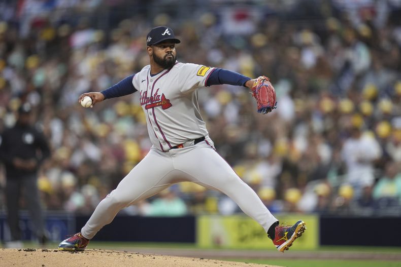 El abridor dominicano de los Bravos de Atlanta Reynaldo Lopez trabaja la primera entrada ante los Padres de San Diego el viernes 28 de marzo del 2025. (AP Foto/Gregory Bull)