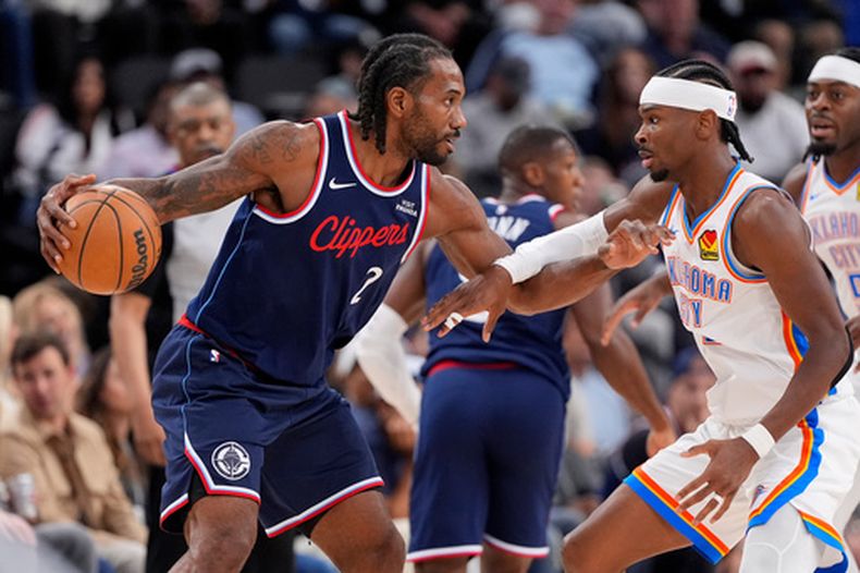 Kawhi Leonard, a la izquierda, alero de los Clippers de Los Ángeles, intenta rebasar al base Shai Gilgeous-Alexander, de el Thunder de Oklahoma City, durante la primera mitad de un juego de baloncesto de la NBA el miércoles 8 de abril de 2026, en Inglewood, California. (Foto AP/Mark J. Terrill)