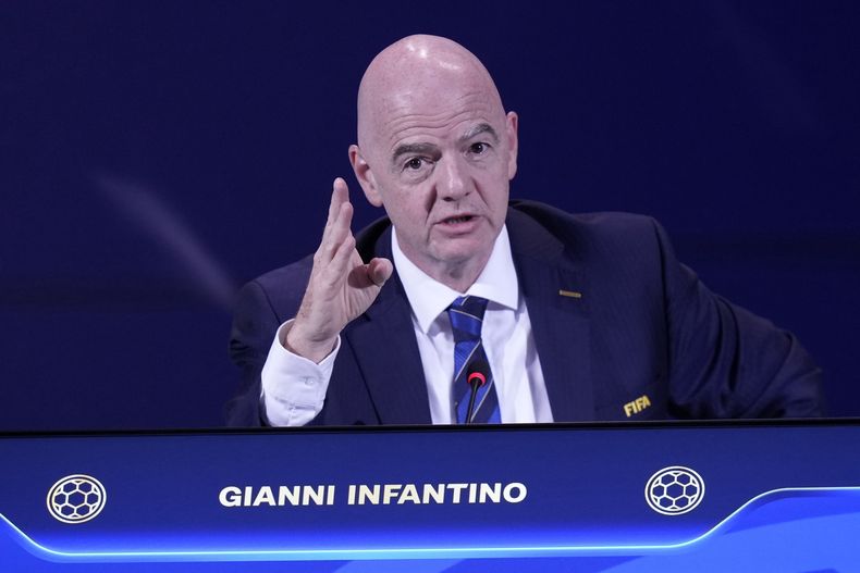 El presidente de la FIFA Gianni Infantino, habla durante el 75 Congreso de la entidad en la sede de CONMEBOL en Luque, Paraguay, el jueves 15 de mayo de 2025. (AP Foto/Fernando Calistro)