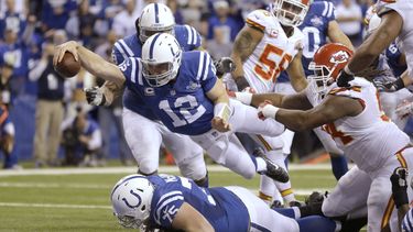 americateve | El quarterback de los Colts de Indian&aacute;polis Andrew Luck (12) se lanza para una anotaci&oacute;n despu&eacute;s de recuperar un bal&oacute;n suelto de Eric Berry, de los Colts, durante la segunda mitad de su partido de la ronda de comodines de los p