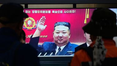 Una pantalla de televisión muestra una imagen de archivo del líder norcoreano Kim Jong Un durante un noticiero el sábado 24 de octubre de 2026, en la estación de tren de Seúl, Corea del Sur. (AP Foto/Ahn Young-joon)