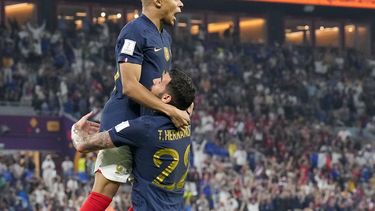 Mbappé pone los goles y Francia avanza a octavos