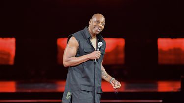 ARCHIVO - El comediante Dave Chappelle durante una presentación en el Madison Square Garden para celebrar su cumpleaños 50 el 22 de agosto de 2023, en Nueva York. Chappelle calificó el jueves de genocidio la guerra israelí contra Hamas en Gaza durante su actuación en la capital de Emiratos Árabes Unidos, al tiempo que instó a los estadounidenses a luchar contra el antisemitismo el jueves 23 de mayo de 2024. (Foto Evan Agostini/Invision/AP, archivo)