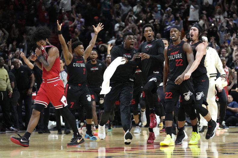 El Heat de Miami festeja la victoria agónica sobre los Bulls de Chicago , el sábado 16 de diciembre de 2023 (AP Foto/Lynne Sladky)