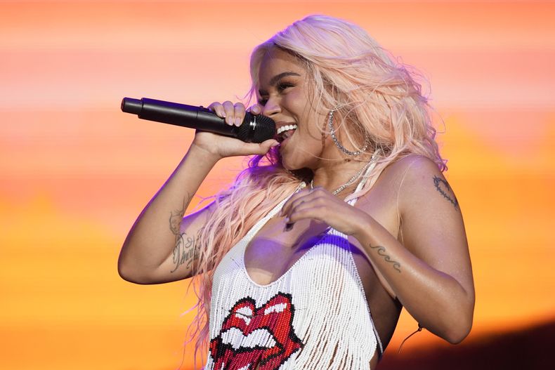 ARCHIVO- Karol G durante su presentación ene el festival Lollapalooza el 3 de agosto de 2023 en Chicago. Karol G está nominada a siete Latin Grammy, según se anunció el 19 de septiembre de 2023. La 24a entrega anual del Latin Grammy se realizará el 16 de noviembre en Sevilla, España. (Foto Rob Grabowski/Invision/AP, archivo)