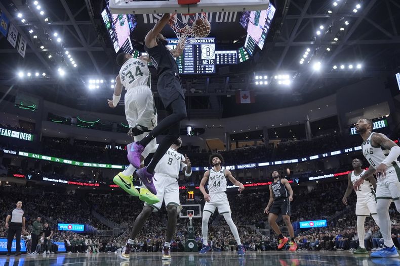 Nic Claxton de los Nets de Brooklyn clava el balón superando a Giannis Antetokounmpo de los Bucks de Milwaukee el jueves dos de enero del 2025. (AP Foto/Morry Gash)