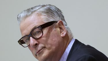 ARCHIVO - El actor Alec Baldwin asiste a su juicio por homicidio involuntario por el tiroteo fatal de la directora de fotografía Halyna Hutchins en 2021 durante el rodaje de la película occidental Rust, el 12 de julio de 2024, en el Tribunal de Distrito del Condado de Santa Fe en Santa Fe, Nuevo México. (Ramsay de Give/Pool Photo via AP, archivo)