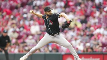 El lanzador de los Diamondbacks de Arizona Kendall Graveman lanza en la cuarta entrada ante los Rojos de Cincinnati elsábado 7 de junio del 2025. (AP Foto/Jeff Dean)