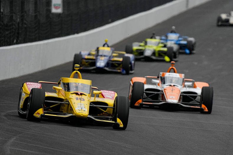 El español Alex Palou lidera el grupo de autos durante una práctica antes de las 500 Millas de Indianápolis en el Indianapolis Motor Speedway el lunes 18 de mayo del 2026. (AP Foto/Michael Conroy)