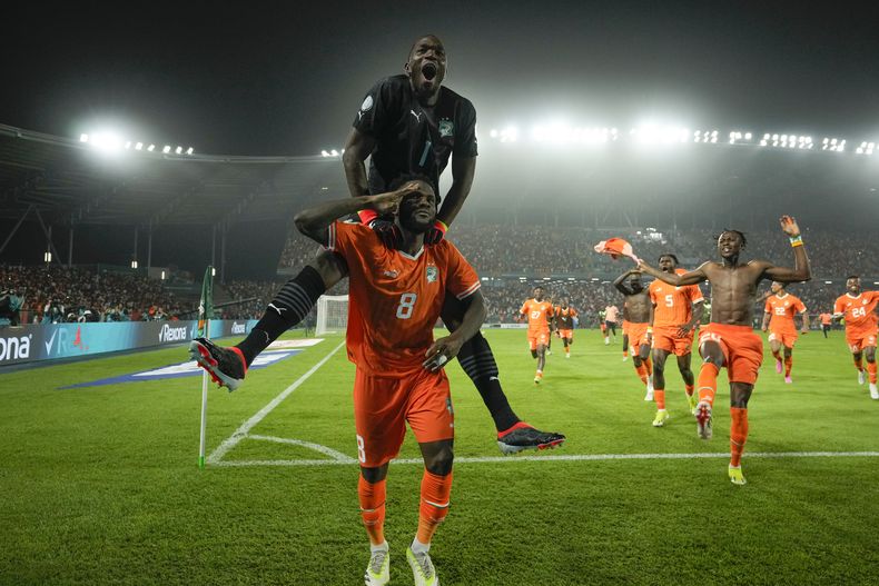 Jugadores de Costa de Marfil celebran después de vencer a Senegal en tanda de penaltis durante los octavos de final de la Copa Africana de Naciones, en el estadio Charles Konan Banny, en Yamoussoukro, Costa de Marfil, el lunes 29 de enero de 2024. (AP Foto/Themba Hadebe)