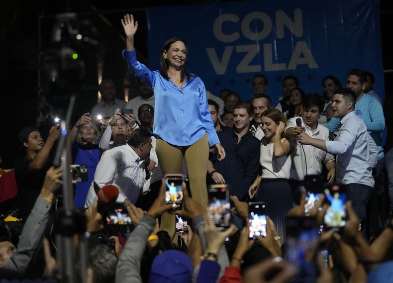 La aspirante opositora María Corina Machado, en el centro, festeja con sus seguidores después de escuchar los resultados que le daban como ganadora de las primarias de la oposición, en su sede de campaña en Caracas, Venezuela, el domingo 22 de octubre de 22, 2023. Machado corre para enfrentar en las presidenciales de 2024 a Nicolas Maduro. (AP Foto/Ariana Cubillos)