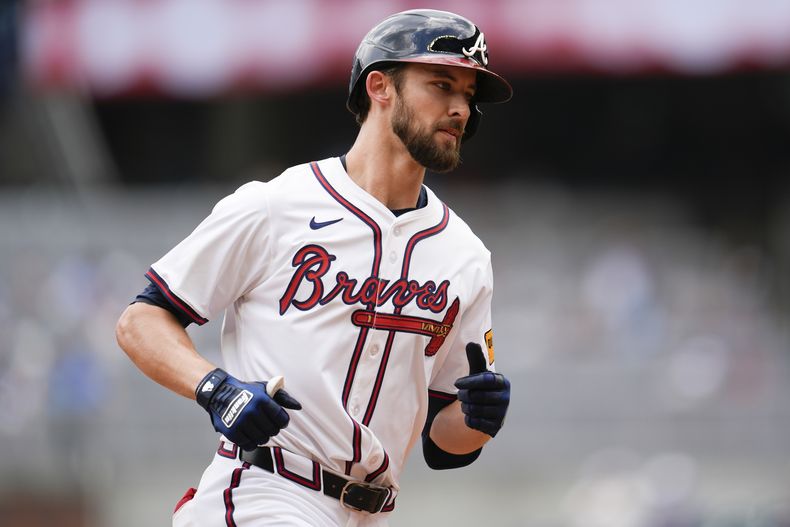 El jardinero de los Bravos de Atlanta Eli White recorre las bases tras su jonrón de tres carreras en la octava entrada ante los Cardenales de San Luis el miércoles 23 de abril del 2025. (AP Foto/Mike Stewart)