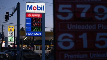 Los precios de la gasolina exhibidos en una gasolinera en Portland, Oregon, el 29 de abril del 2026. (AP foto/Jenny Kane)