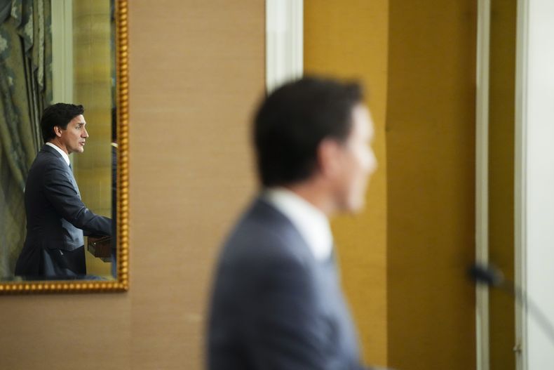 ARCHIVO - El primer ministro de Canadá, Justin Trudeau, frente a un espejo mientras sostiene una conferencia de prensa en Singapur el viernes 8 de septiembre de 2023. (Sean Kilpatrick/The Canadian Press vía AP, Archivo)