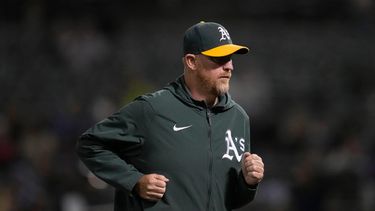 ARCHIVO - Scott Emerson, coach de lanzadores de los Atléticos, trota durante un partido de béisbol de Grandes Ligas contra los Azulejos de Toronto, el 5 de septiembre de 2023, en Oakland, California. (AP Foto/Jeff Chiu, Archivo)