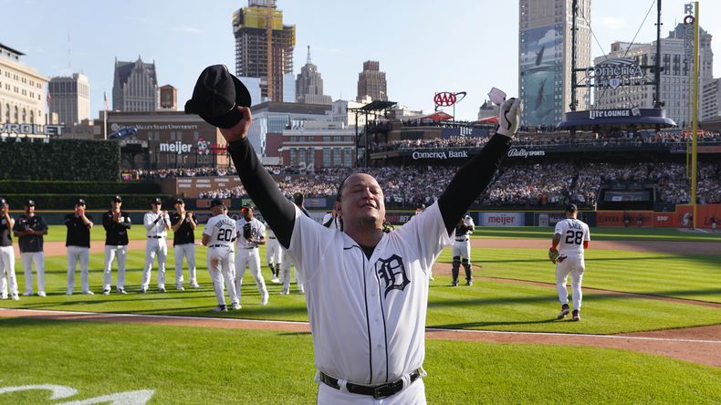 El venezolano Miguel Cabrera de los Tigres de Detroit muestra su agradecimiento hacia los aficionados luego de salir en el 8vo episodio del juego ante los Guardianes de Cleveland, el último en su carrera. Domingo 1 de octubre de 2023. (AP Foto/Paul Sancya)
