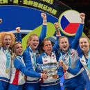 El equipo de chequia celebra tras recibir el trofeo al vencer a Ucrania en la final de la Copa Billie Jean King el domingo 27 de septiembre del 2026. (AP Foto/Andy Wong)
