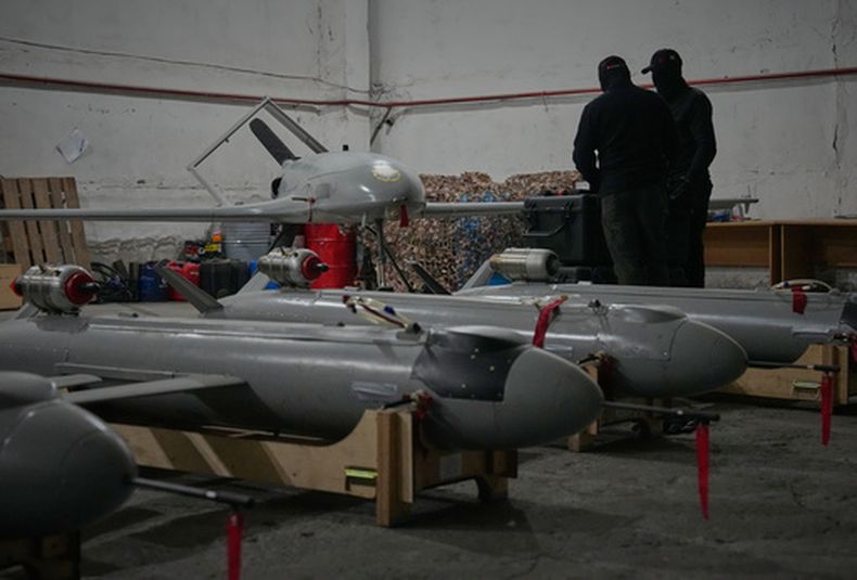 Soldados de la inteligencia de defensa ucraniana preparan drones contra Rusia en un lugar no revelado de Ucrania, la noche del jueves 28 de mayo de 2026. (AP Foto/Efrem Lukatsky)